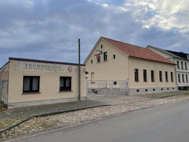 2025-12-03 Fassade Abschluss1